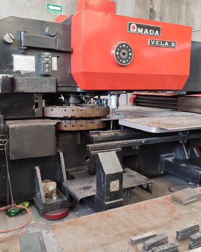 Maquinaria CNC AMADA para corte y doblez de acero inoxidable