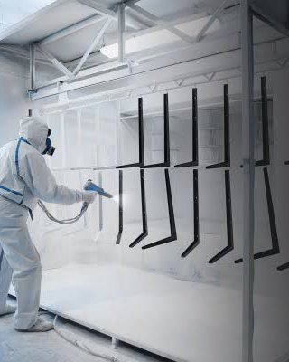 Aplicación de pintura electrostática en cabina de pintura