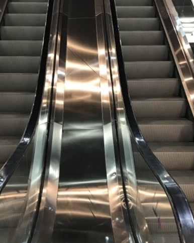 Tapas en acero inoxidable instaladas entre escaleras eléctricas