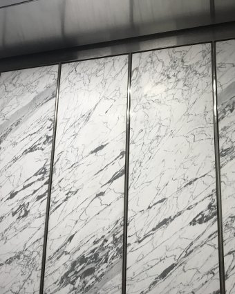 Cabina de elevador revestida con stone panel de mármol