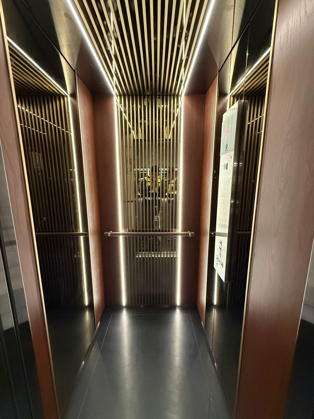 Cabina de elevador abierta despues de activar el boton de revelado